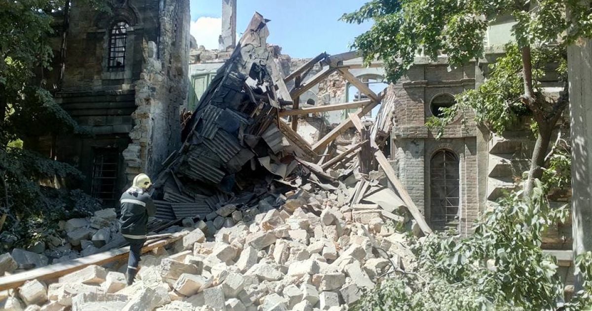 В Одесі серед білого дня обвалився "Масонський будинок", під завалами можуть бути люди