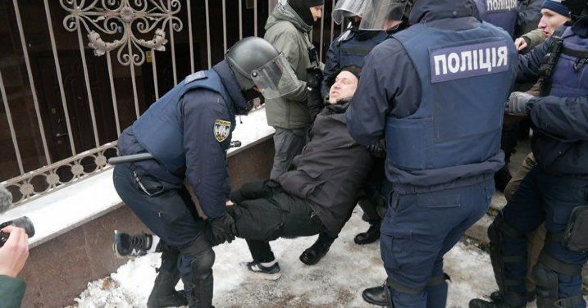 Під судом, де обирають запобіжний захід Труханову, сталися сутички та стрілянина