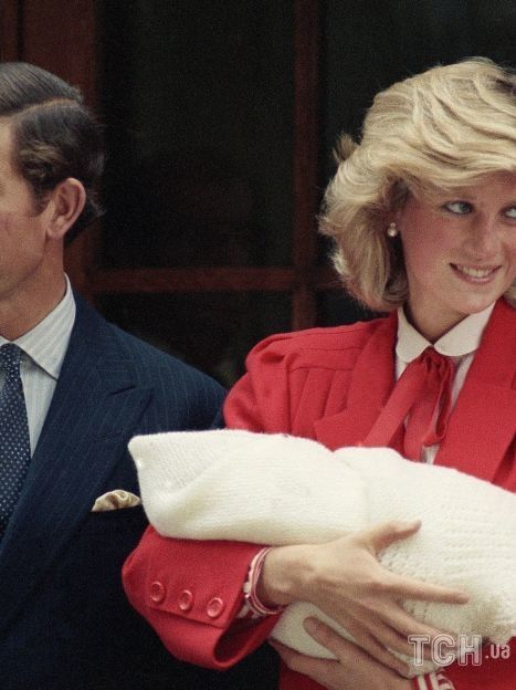 Принцесса Диана и принц Чарльз с новорожденным принцем Гарри в день выписки из госпиталя Святой Марии в Лондоне, 1984 год / © Associated Press