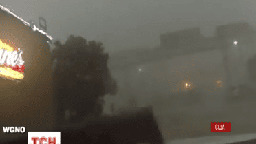 У США вітром здуло з мосту потяг