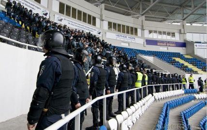 Полиция вернется на футбольные стадионы