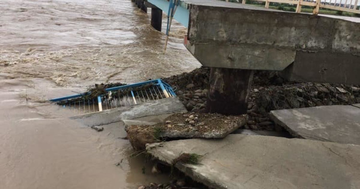 На Прикарпатті змило міст, який будували сім років після минулої повені