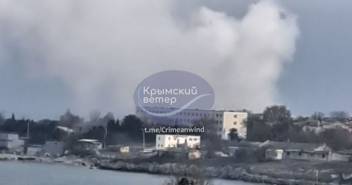 Дым над Черноморским ВМУ им. Нахимова в Севастополе/Фото: "Крымский ветер"