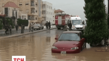 Щонайменше троє людей, зокрема, двоє дітей загинули через повінь в Аммані