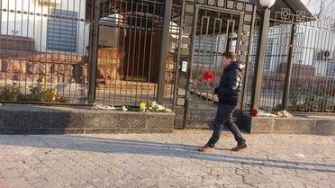 Квіти біля посольства РФ_01