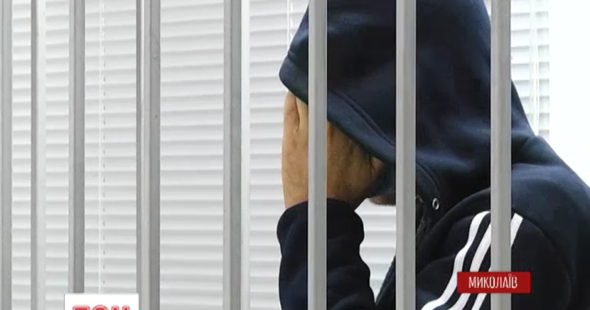 Подозреваемый прячет лицо от камер