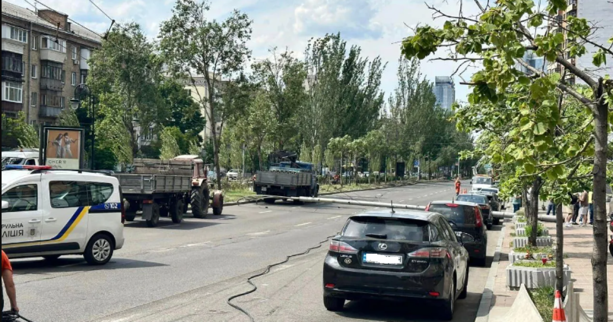 На бульварі Лесі Українки, 17, впала опора контактної мережі