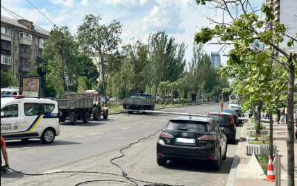 У Києві на бульварі Лесі Українки на дорогу впав стовп: пошкоджено автівки, був перекритий рух