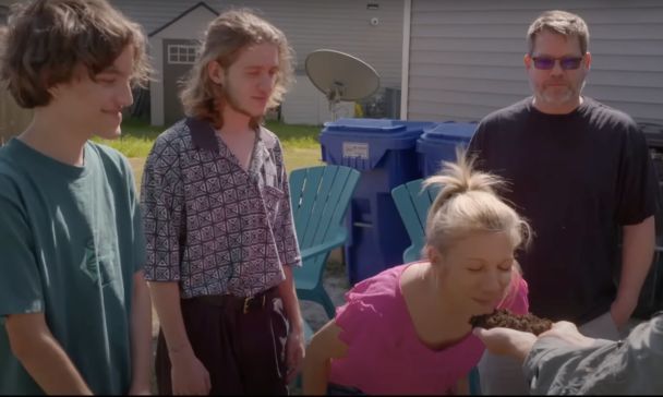 Жінка розповіла, як вирощує їжу на власних фекаліях / © скриншот з відео