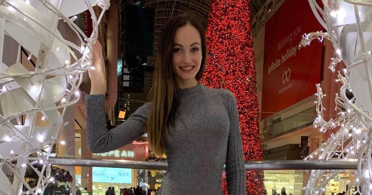 Экс-жена Остапчука похвасталась стройными ножками в мини-юбке