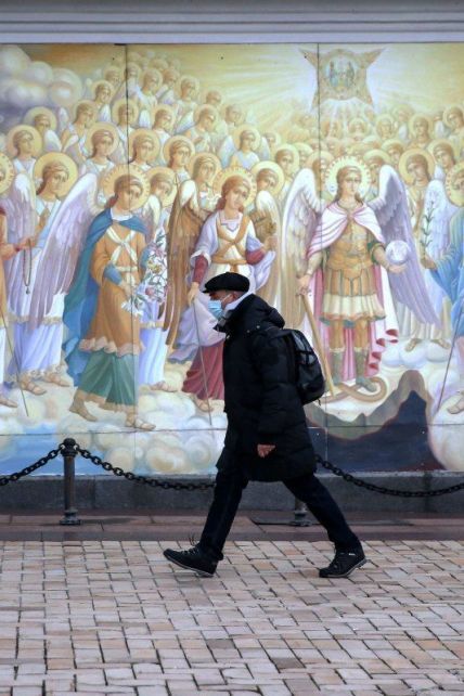 Без карантина выходного дня, но в ожидании локдауна: какие ограничения действуют в Украине и чего ждать в праздники