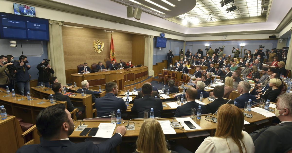 В Черногории парламент отправил в отставку пророссийское правительство