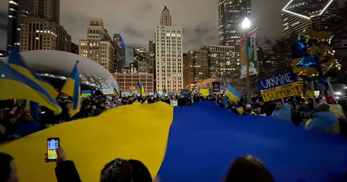 У США тисячі людей вийшли на підтримку України з синьо-жовтими стягами: фото