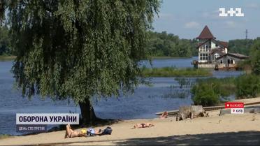 Пляжний сезон у столиці можуть не відкрити, але кияни вже у воді