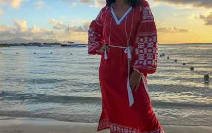 Джамала у гарній сукні-вишиванці позувала на узбережжі Індійського океану