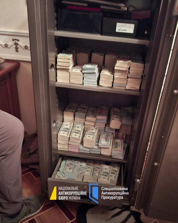 Знімок сейфа з готівкою, яке опублікували детективи / © НАБУ