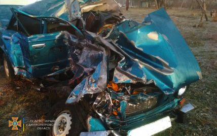 На Дніпропетровщині сталася ДТП з автобусом: від машини залишилася купа металу, водій загинув (фото)