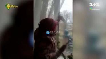 У Росії жінка зірвала літери "Z" з вікон дитячого садка й отримала штраф 48 тисяч рублів - "Нічна варта"