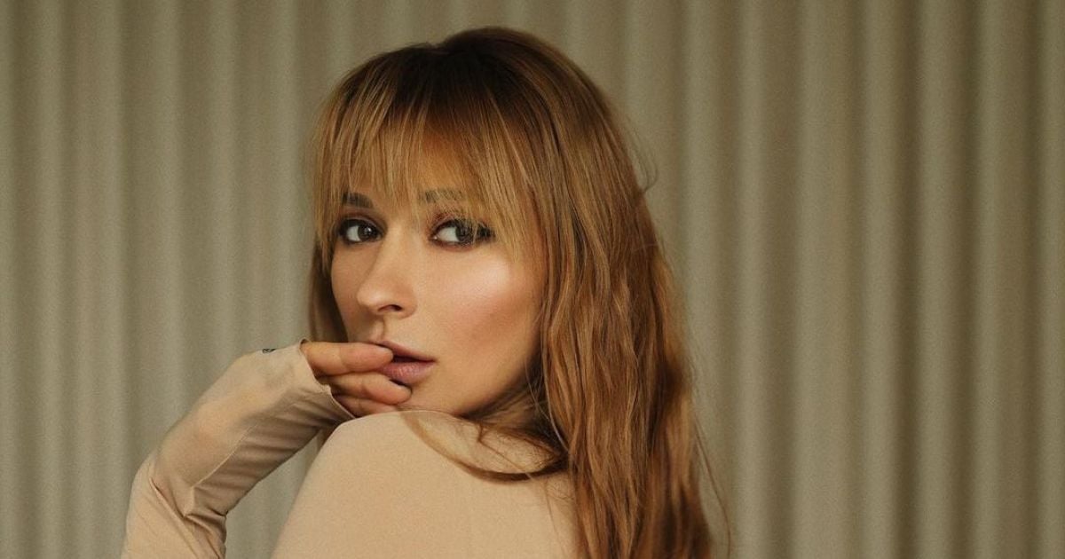 Дерзкая TAYANNA в пиджаке на голое тело и мини-юбке пригласила на концерт