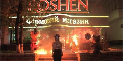 У Femen заявили про викрадення активістки, яка палила ведмедів і трамвай біля магазинів Roshen