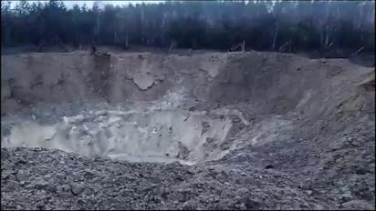 Під Києвом утворилася величезна вирва після збиття російської ракети 