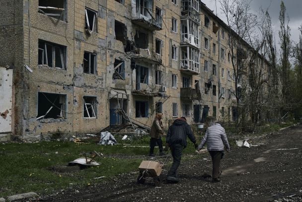 Жителі Авдіївки та зруйновані будинки / © Associated Press