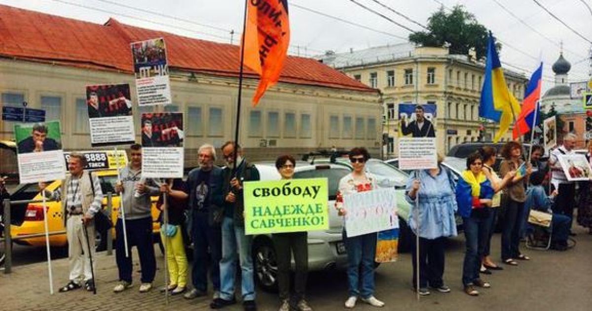 Москвичи вышли на пикет против военного вторжения в Украину с плакатами "Путина в отставку"
