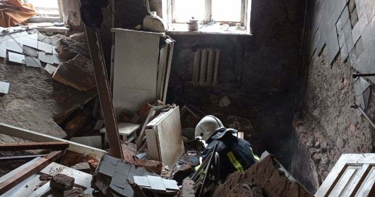Одесити, яким вибухами зруйнувало житло, змушені повертатись до понівеченого будинку
