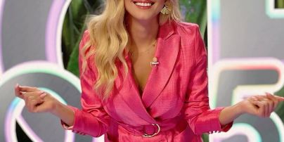 Ефектна блондинка: Ірина Федишин підкреслила стрункі ноги рожевою сукнею-жакетом