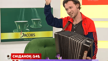 Учасники «Голосу країни» Фелікс Шиндер та Аніс Еттаеб в гостях у «Сніданку»