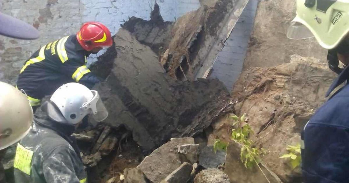 У Києві будівля обвалилася на 16-річного парубка