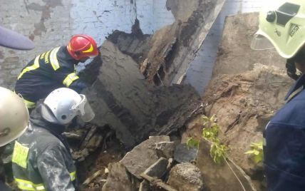 Поліція з'ясовує, як 16-річний хлопець опинився під завалами покинутої ферми у Києві