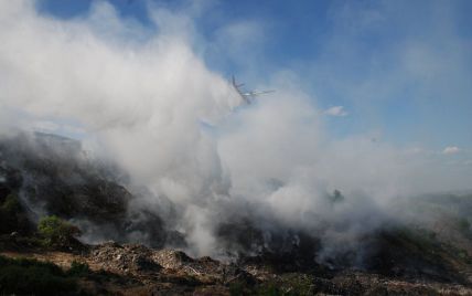 На стихійному сміттєзвалищі під Миколаєвом спалахнула масштабна пожежа