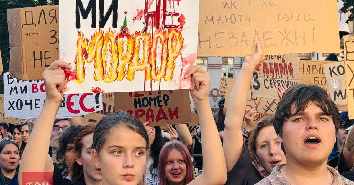 Тысячи украинцев вышли на протесты из-за закона о НАБУ и САП (видео)