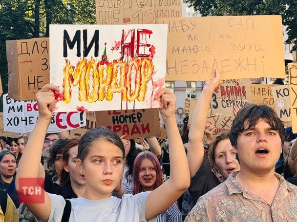 Тысячи украинцев вышли на протесты из-за закона о НАБУ и САП (видео)
