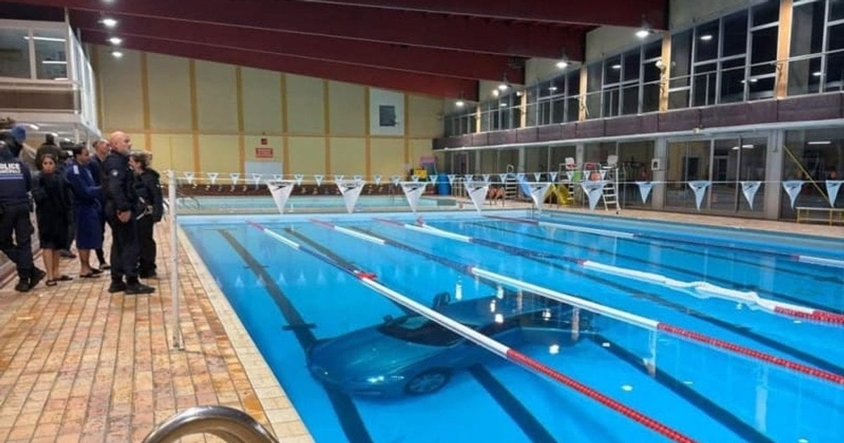 Машина в басейні. Фото: Ville de La Ciotat