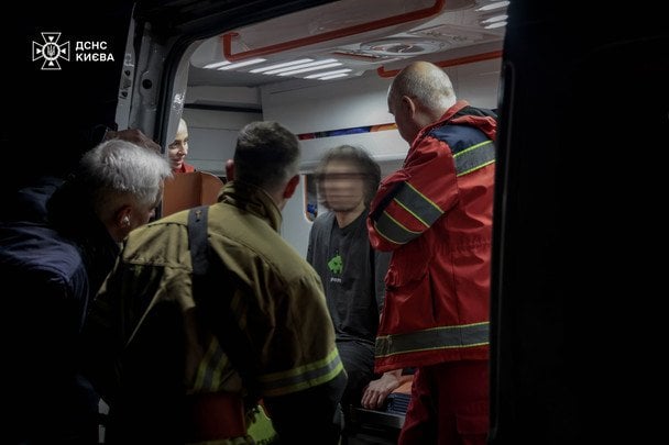 У центрі Києва хлопець упав до п’ятиметрової ями на місці археологічних розкопок / © Управління ДСНС Києва