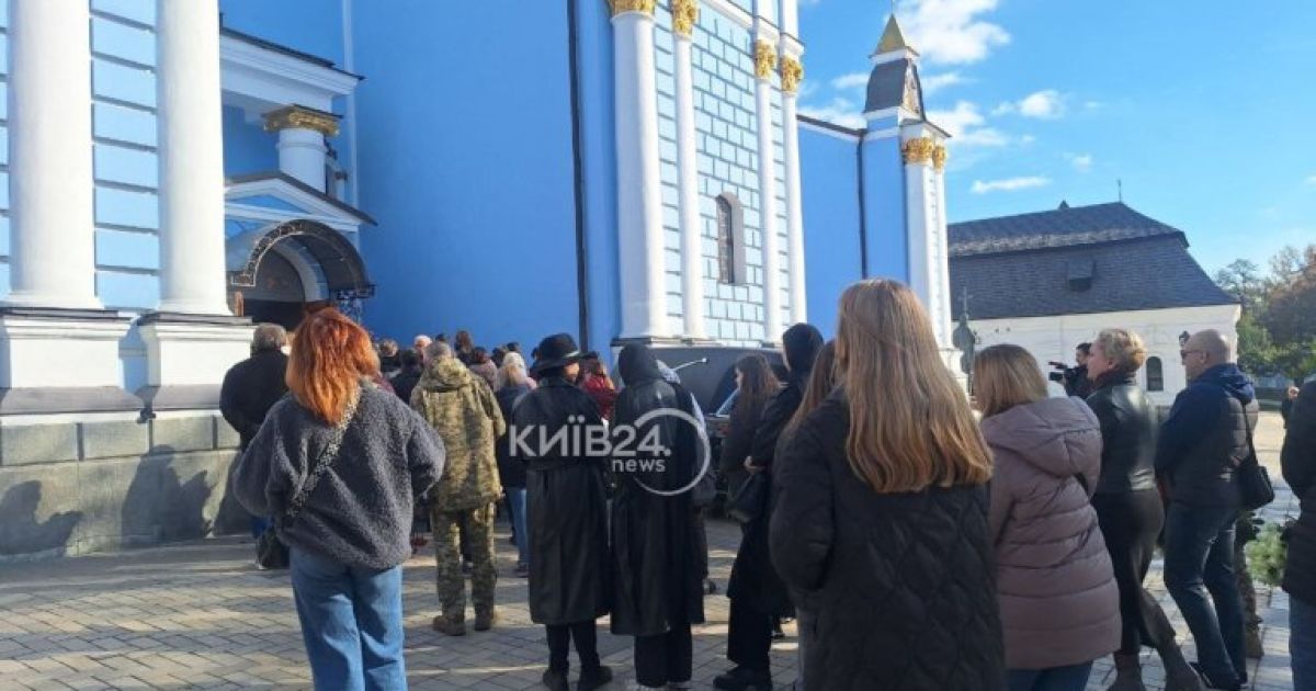 В Киеве прощаются с Марией Трояновской, погибшей в результате попадания "Шахеда" в многоэтажку / Фото: kyiv24.news