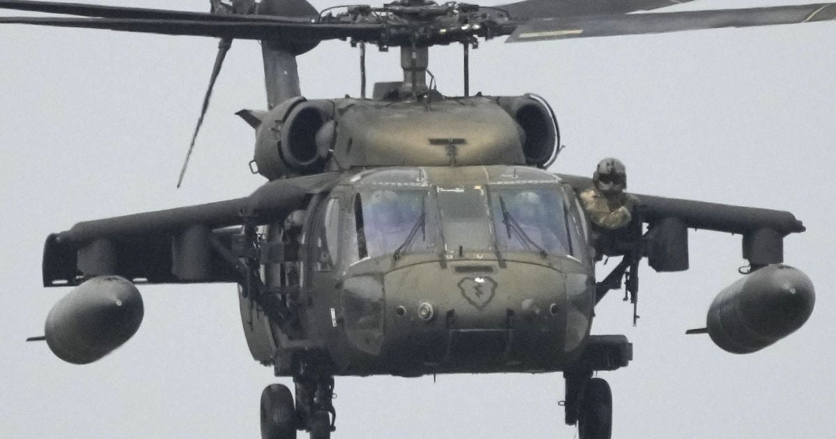 Український спецназ показав, як використовує легендарний гелікоптер Black Hawk: відео