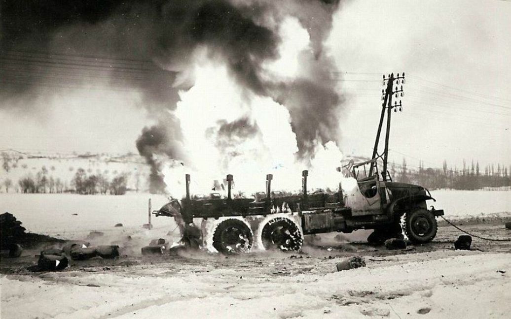 Французский грузовик пылает после того, как там взорвалось 800 галлонов бензина. / © Argunners