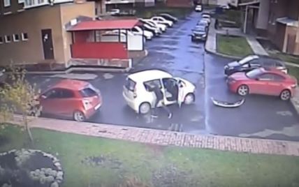 В России водитель-неудачник устроил три нелепых ДТП за минуту