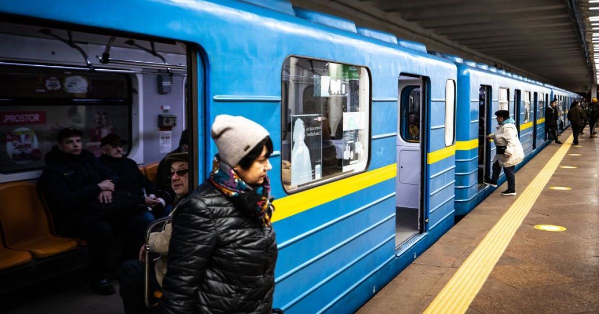 У Києві людина впала на колії метро