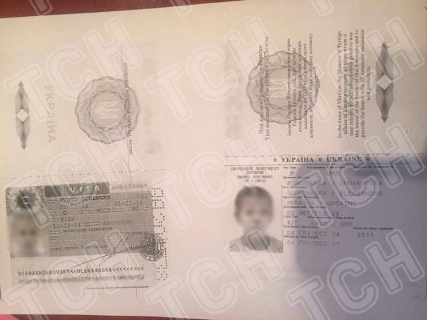 Футболист предоставил ТСН имеющиеся документы / © ТСН