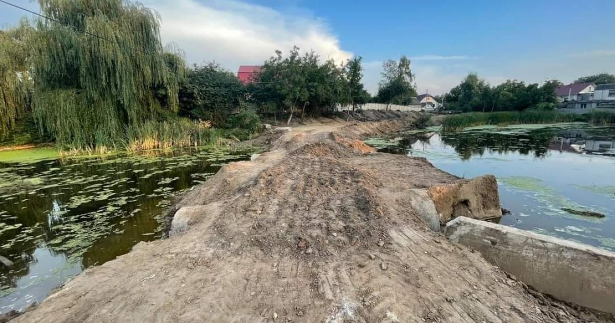 В поселке Калиновка посреди озера насыпали дорогу, чтобы сократить путь к укрытию.