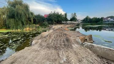 В поселке Калиновка посреди озера насыпали дорогу, чтобы сократить путь к укрытию.