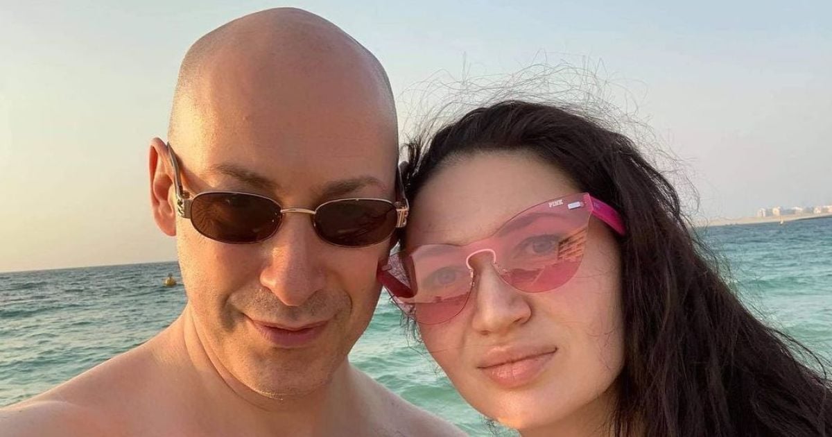 Дмитрий Гордон с обнаженным торсом показал жену в бикини без макияжа