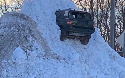 В американском городе жителей шокировал воткнутый в большую снежную гору Jeep Grand Cherokeе