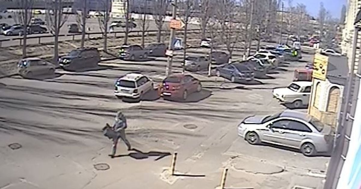 Камери спостереження зняли, як журналістів 1+1 обікрали під власним офісом