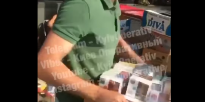 В Киеве парни напали на продавцов сигарет и уничтожили их товар: видео