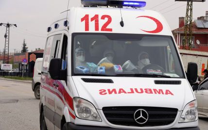 В Турции врезался в ограждение и перевернулся автобус с российскими туристами: есть погибшие